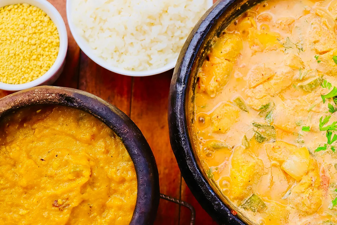 Moqueca, un plat emblématique de Pontal à base de poisson, de lait de coco, de coriandre, d’huile de dendê (palme rouge),